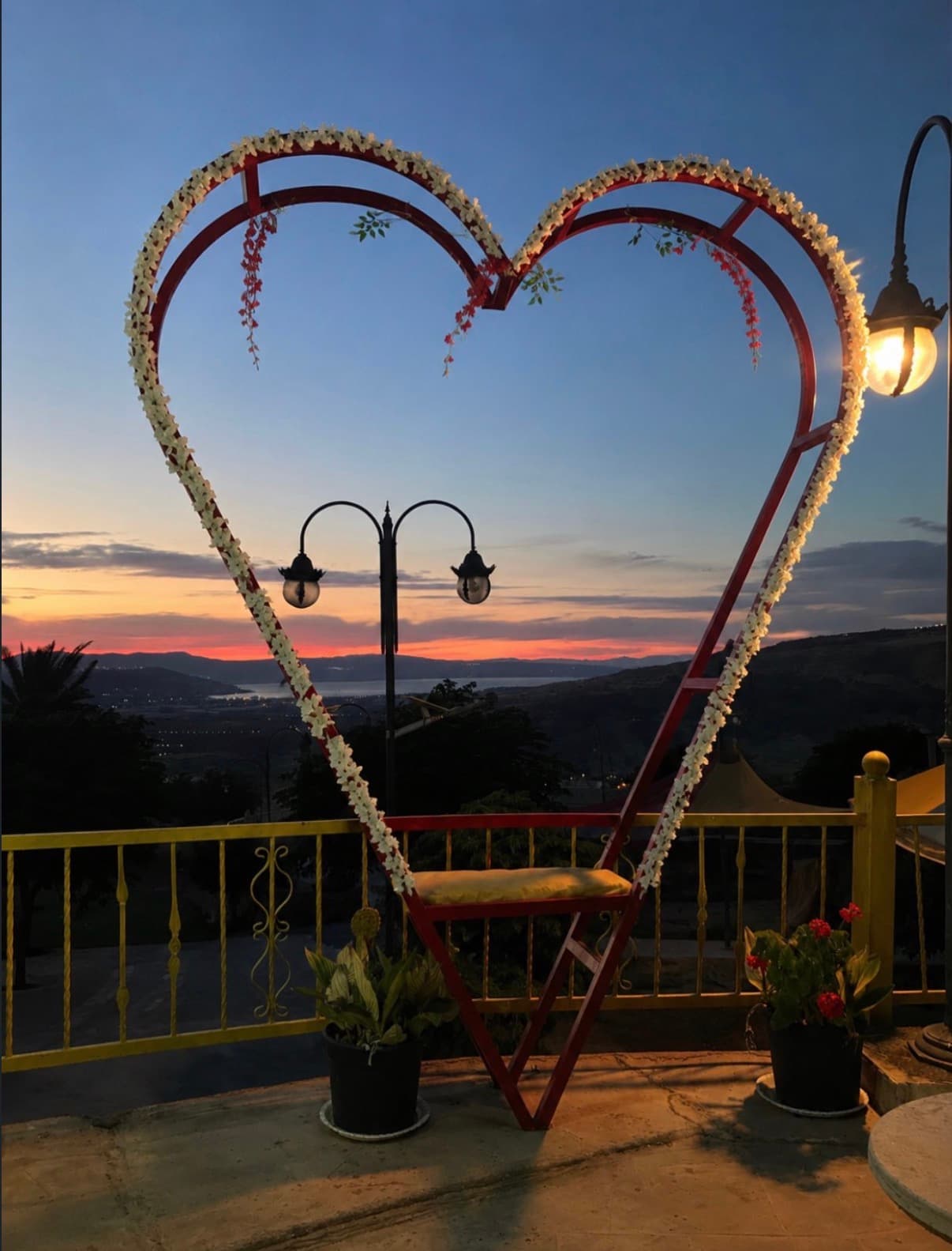 Herz-Fotospot mit Blick auf den See Tiberias
