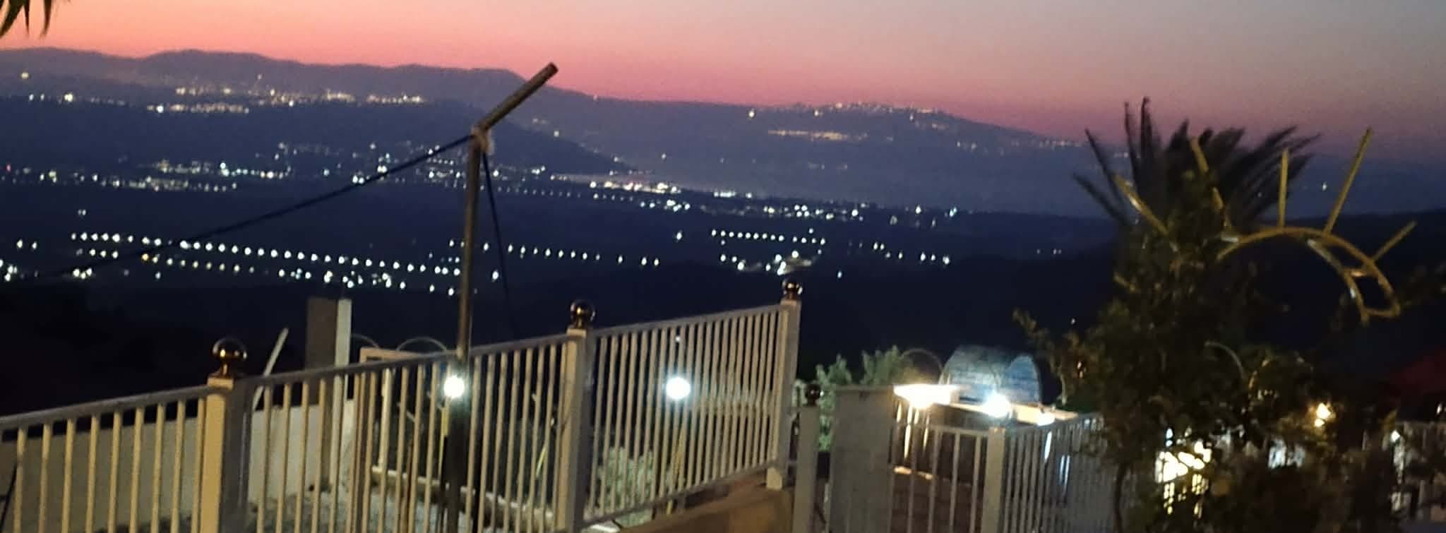 Nächtlicher Blick über das Tal mit den Lichtern der Stadt