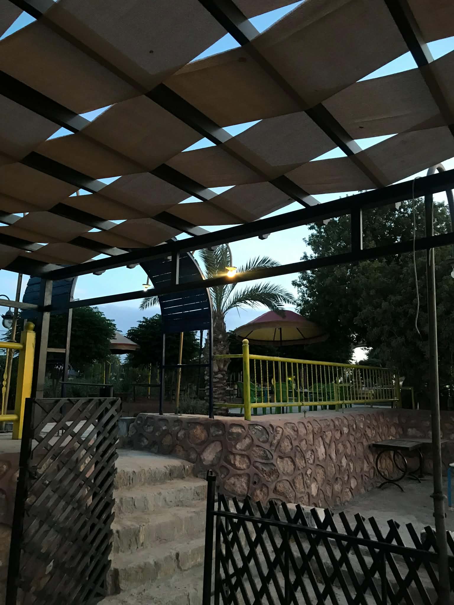 Sitzbereich unter der Pergola in der Abenddämmerung