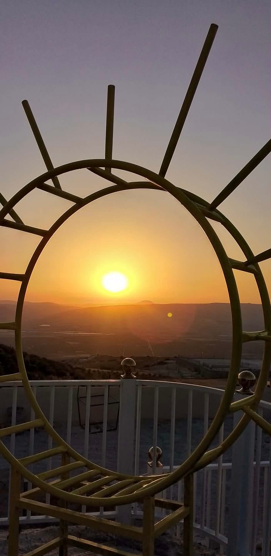 Sonnenuntergang durch den sonnenförmigen Bogen